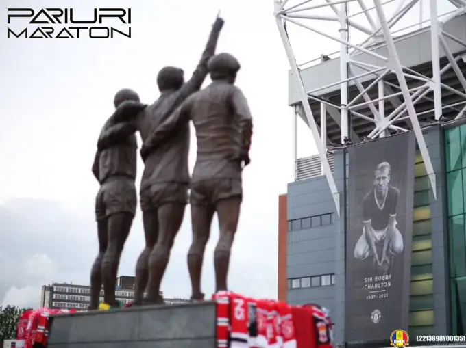 Omagiu pentru Sir Bobby Charlton în inima orașului Manchester